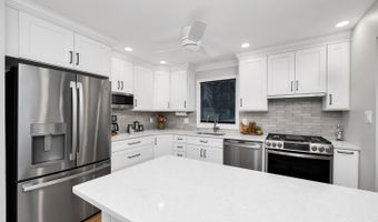 749 Park Ave, Belford, NJ 07718