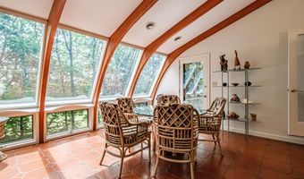 15 Inverness Rd, Falmouth, ME 04105