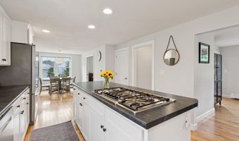 2 Winsome Lea Rd, Falmouth, ME 04105