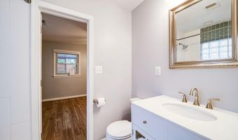 706 W GLEBE Rd, Alexandria, VA 22305