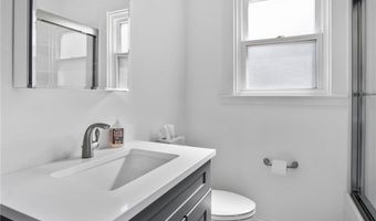 22 Bateman Ave, Newport, RI 02840