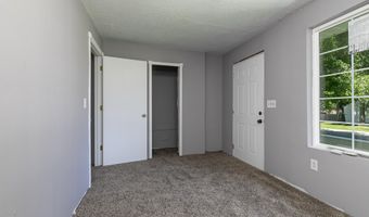 827 S Griffith Ave, Aurora, MO 65605