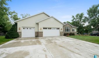 304 S Country Club Ave, Brandon, SD 57005