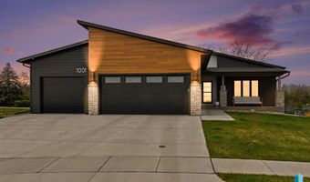 1001 S Moonlight Cir, Brandon, SD 57005