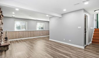 818 RUMPLE Ln, Addison, IL 60101