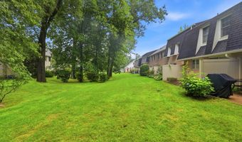 2 Mansion Woods Dr B, Agawam, MA 01001