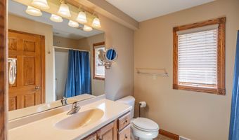 1415 Birchwood Ln, Aberdeen, SD 57401