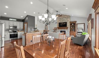 904 Eagle Creek Blvd SW, Altoona, IA 50009