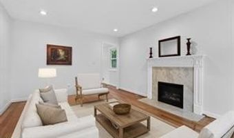250 ASPEN St, Alexandria, VA 22305