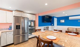 6 MacAlder St, Narragansett, RI 02882