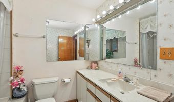 725 N 8th Ave, Addison, IL 60101