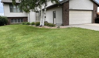 1102 Willow Dr, Aberdeen, SD 57401