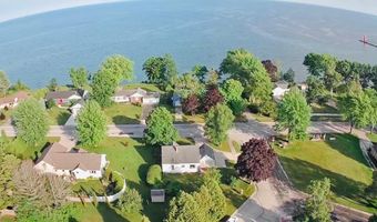 305 Lakeview Dr, Algoma, WI 54201