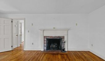 8 North Dr, Middletown, RI 02842