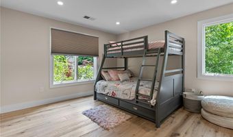 8 Woodsia Rd, Narragansett, RI 02874