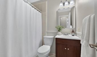 930 Bellestri Dr, Ballwin, MO 63021