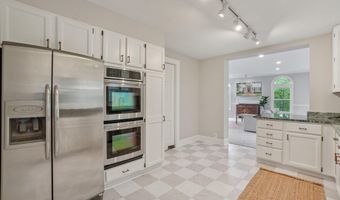1805 ARMY NAVY Dr, Arlington, VA 22202