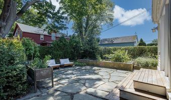 3 Vicksburg Pl, Newport, RI 02840