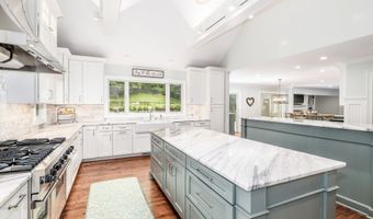 9 Hidden Brook Dr, Brookfield, CT 06804