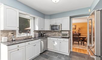 44 Devonshire Ct, Middletown, NJ 07748
