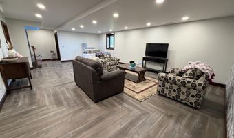 1524 Beechwood Dr, Aurora, NE 68818