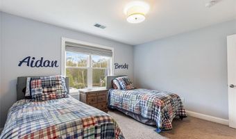 76 Woods Ln, Cranston, RI 02921