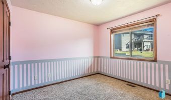 808 N Quartz Ave, Brandon, SD 57005