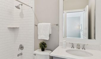 2354 N QUEBEC St, Arlington, VA 22207
