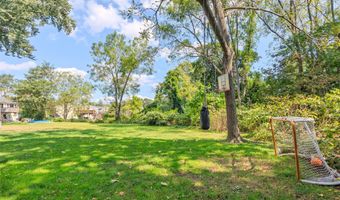 75 Oak St, Amityville, NY 11701