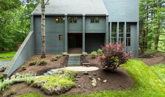 410 Greentree Ln NE, Ada, MI 49301