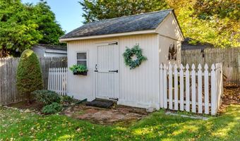 17 Woodview Dr, Cranston, RI 02920