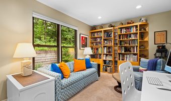 2202 Pine Grove Ct, Ann Arbor, MI 48103