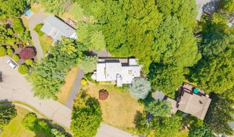 4 High Mountain Trl, Bayonne, NJ 07035