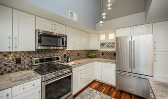 1878 Ridgeview Circle Dr, Ballwin, MO 63021