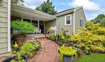 50 Towne St, Amityville, NY 11701