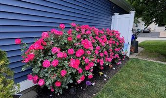 34 Brooks Farm Dr, Bristol, RI 02809