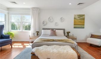 7 Maloney Ln, Middletown, RI 02842