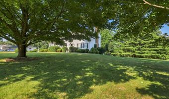 1 E Gate Rd, Danbury, CT 06811