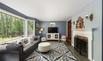 2 Spinney Ln, North Kingstown, RI 02852