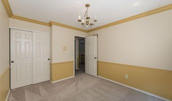 817 Woodside Trails Dr, Ballwin, MO 63021