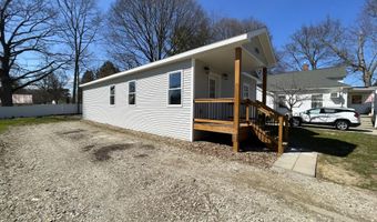 913 Pine Ave, Alma, MI 48801