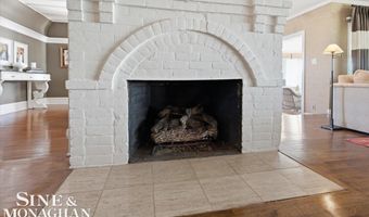 206 Edgewater Dr, Algonac, MI 48001