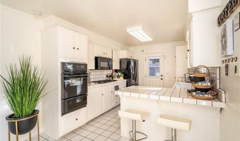 949 S Peregrine Pl, Anaheim, CA 92806