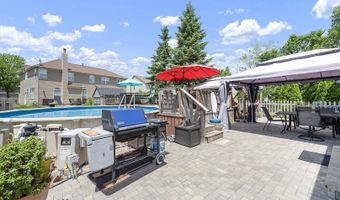 2320 Barrett Dr, Algonquin, IL 60102