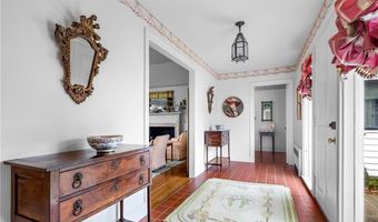 18 Ledge Rd, Newport, RI 02840