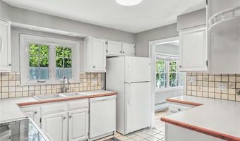 25 Viking Dr, Bristol, RI 02809