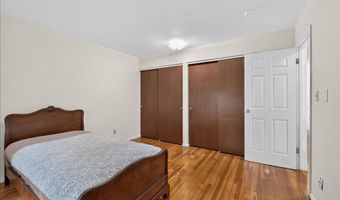 7 Springlake Ct, Ballwin, MO 63011