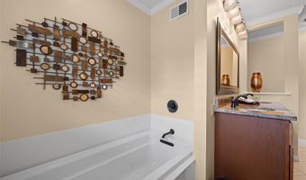 21 Meadowbrook Country Club Est, Ballwin, MO 63011
