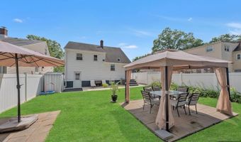 201 Maiden Ln, Bergenfield, NJ 07621