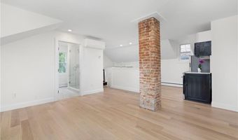 28 Young St 3, Newport, RI 02840